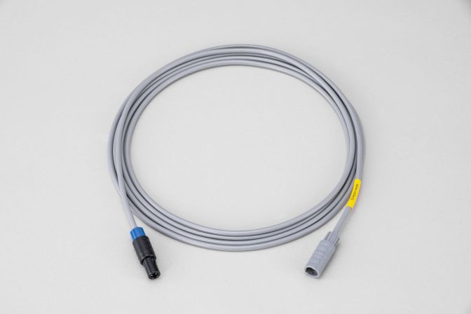 「カネカ心房中隔用RFニードル」の付属品（接続ケーブル）